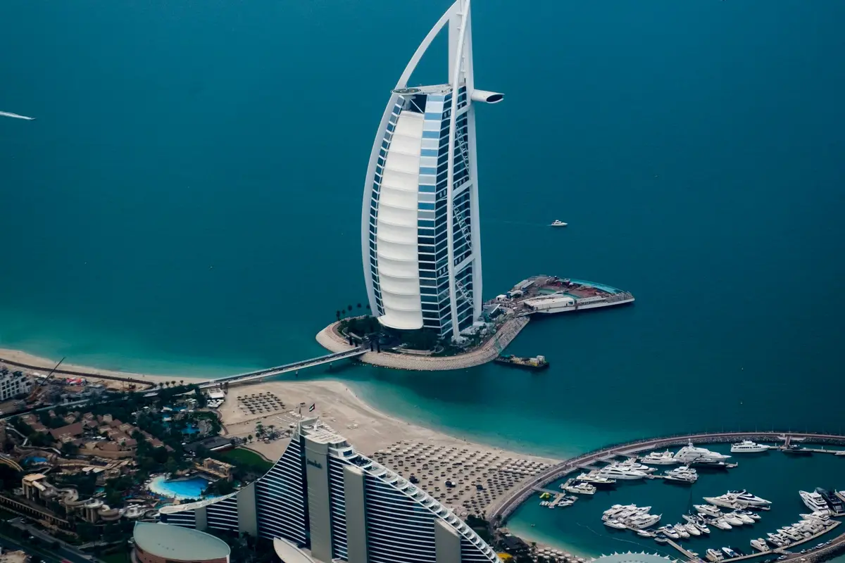 Burj Al Arab visto do mar em Dubai