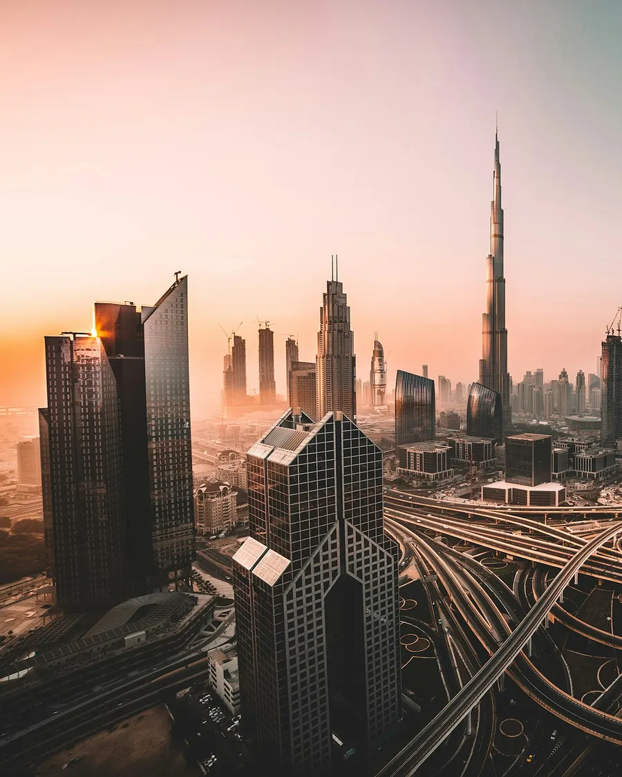 Skyline de Dubai ao pôr do sol com o Burj Khalifa
