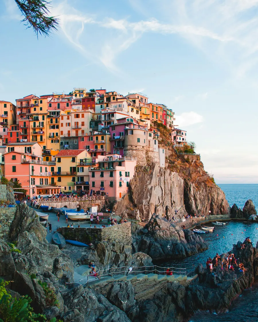 Casas coloridas de Manarola sobre o mar na Cinque Terre