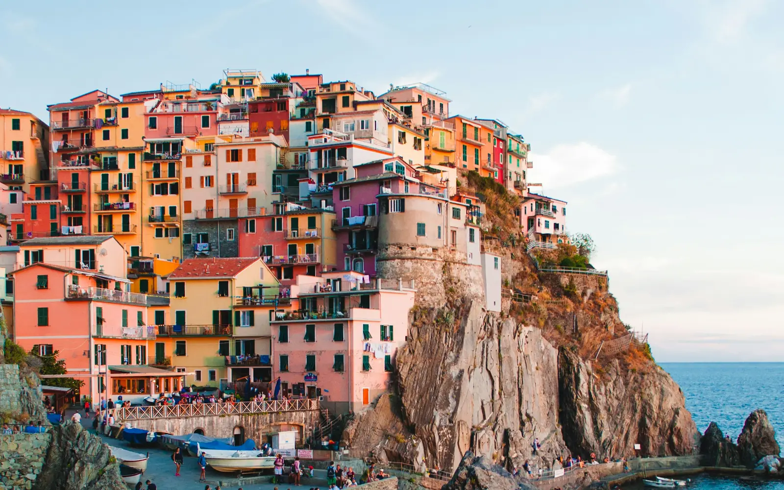 Casas coloridas na encosta da Cinque Terre, Itália