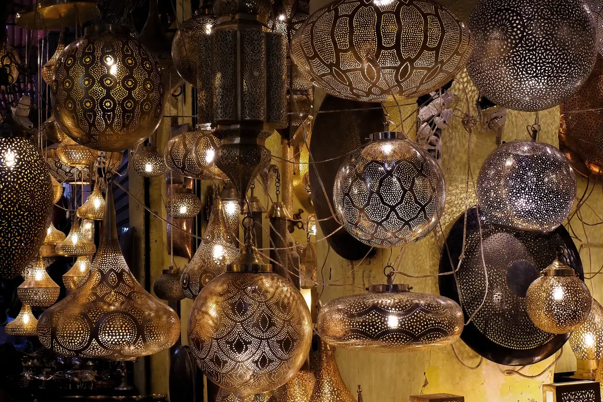 Lanternas artesanais em um souk de Marrakech