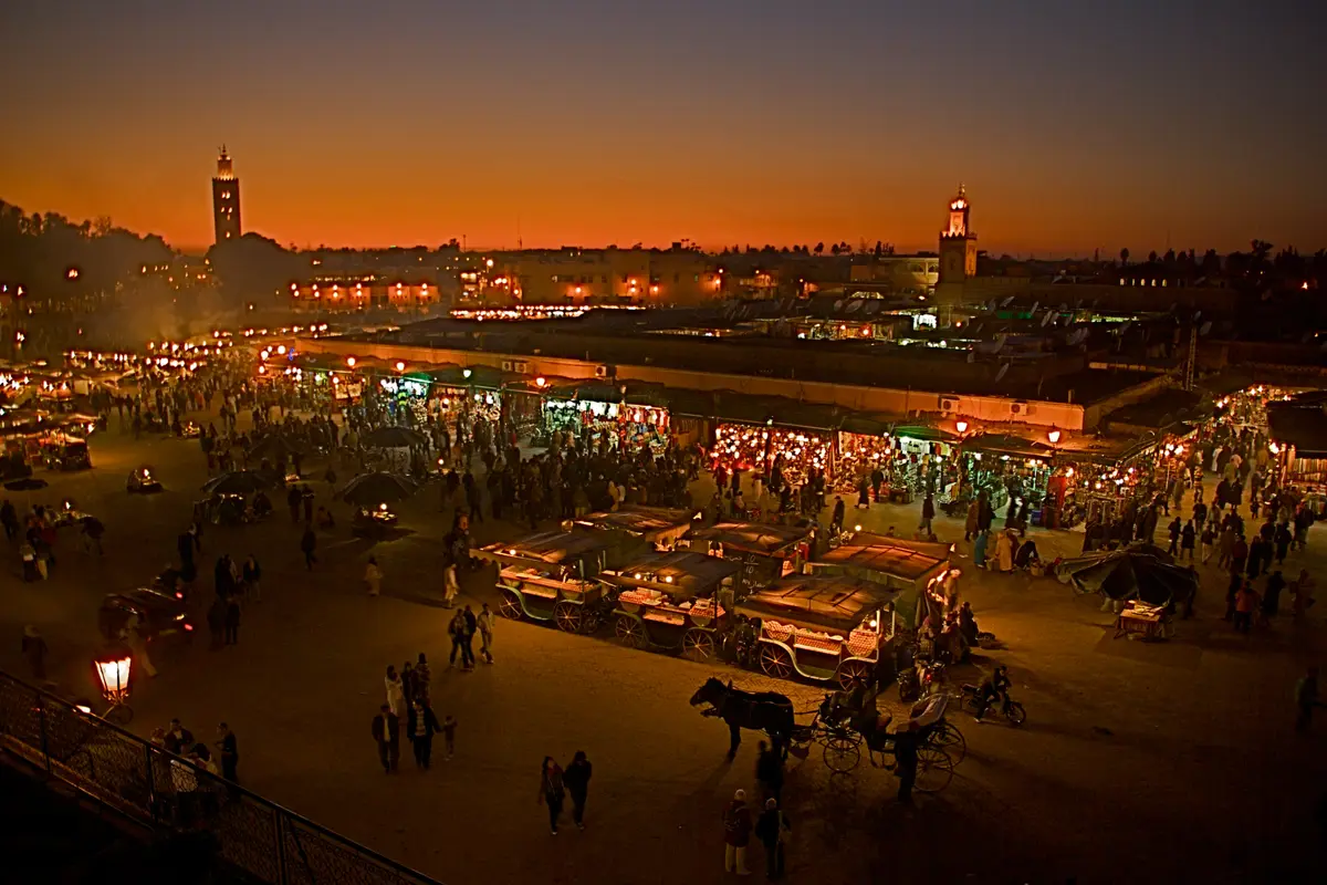 Praça Jemaa el-Fna iluminada à noite