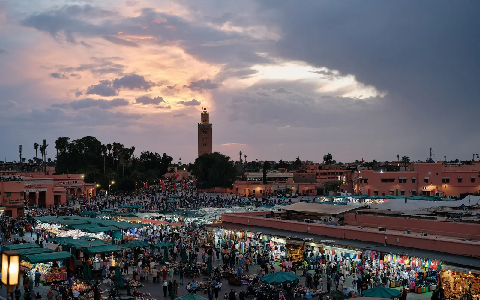 Telhados e minarete de Marrakech ao entardecer