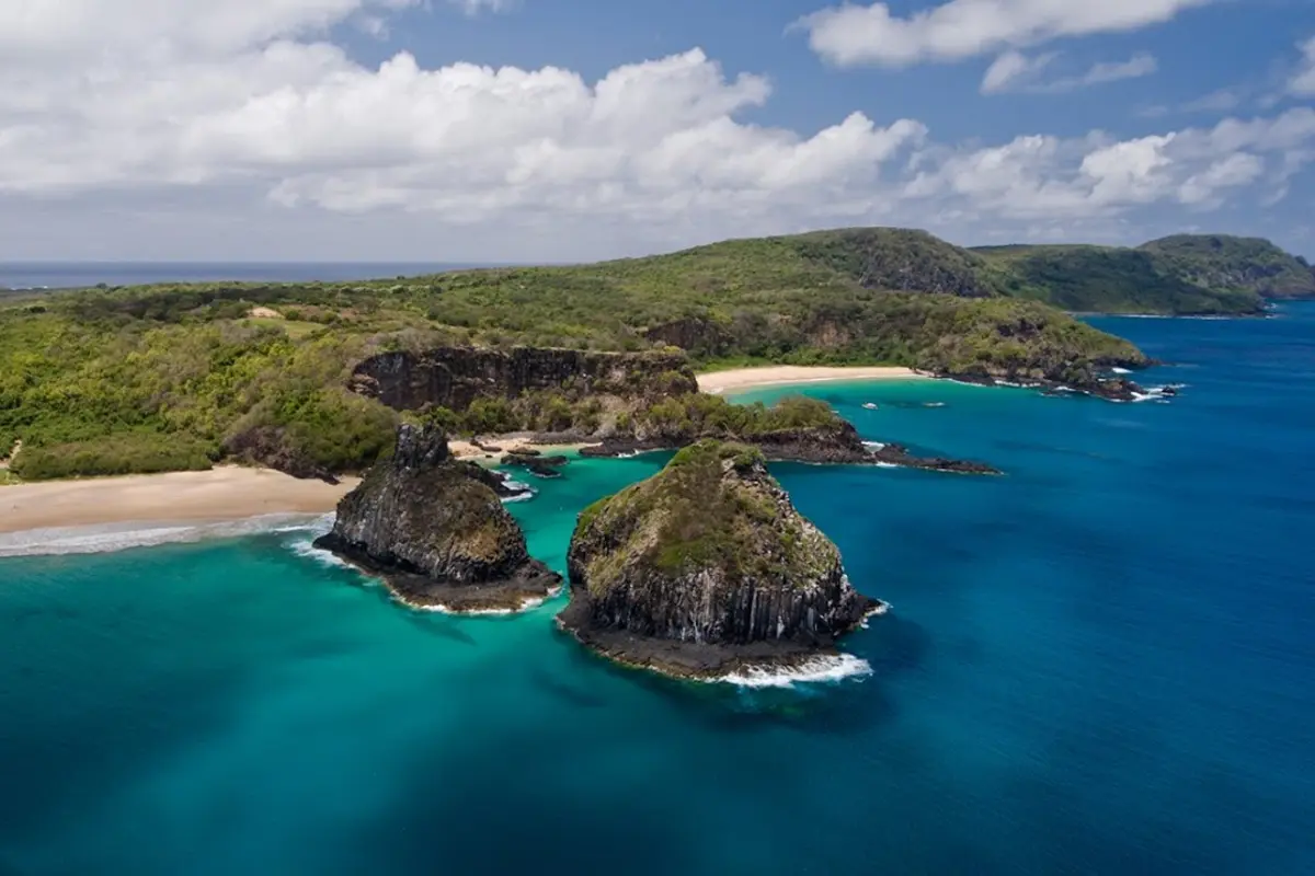 Formações rochosas e praias de Fernando de Noronha