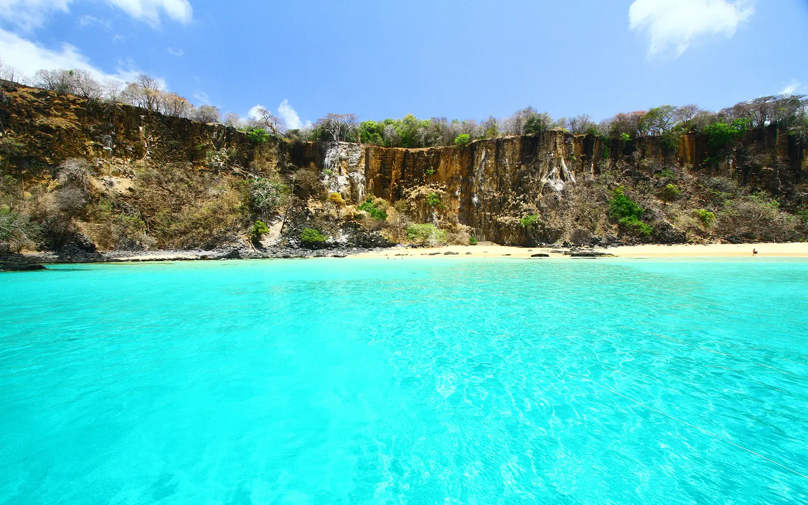 Costa de Fernando de Noronha com falésias e água cristalina