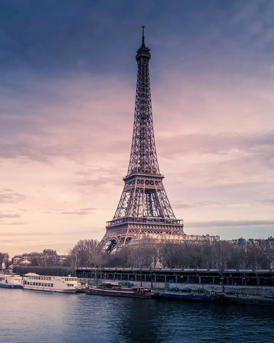 Torre Eiffel ao entardecer, vista do rio Sena