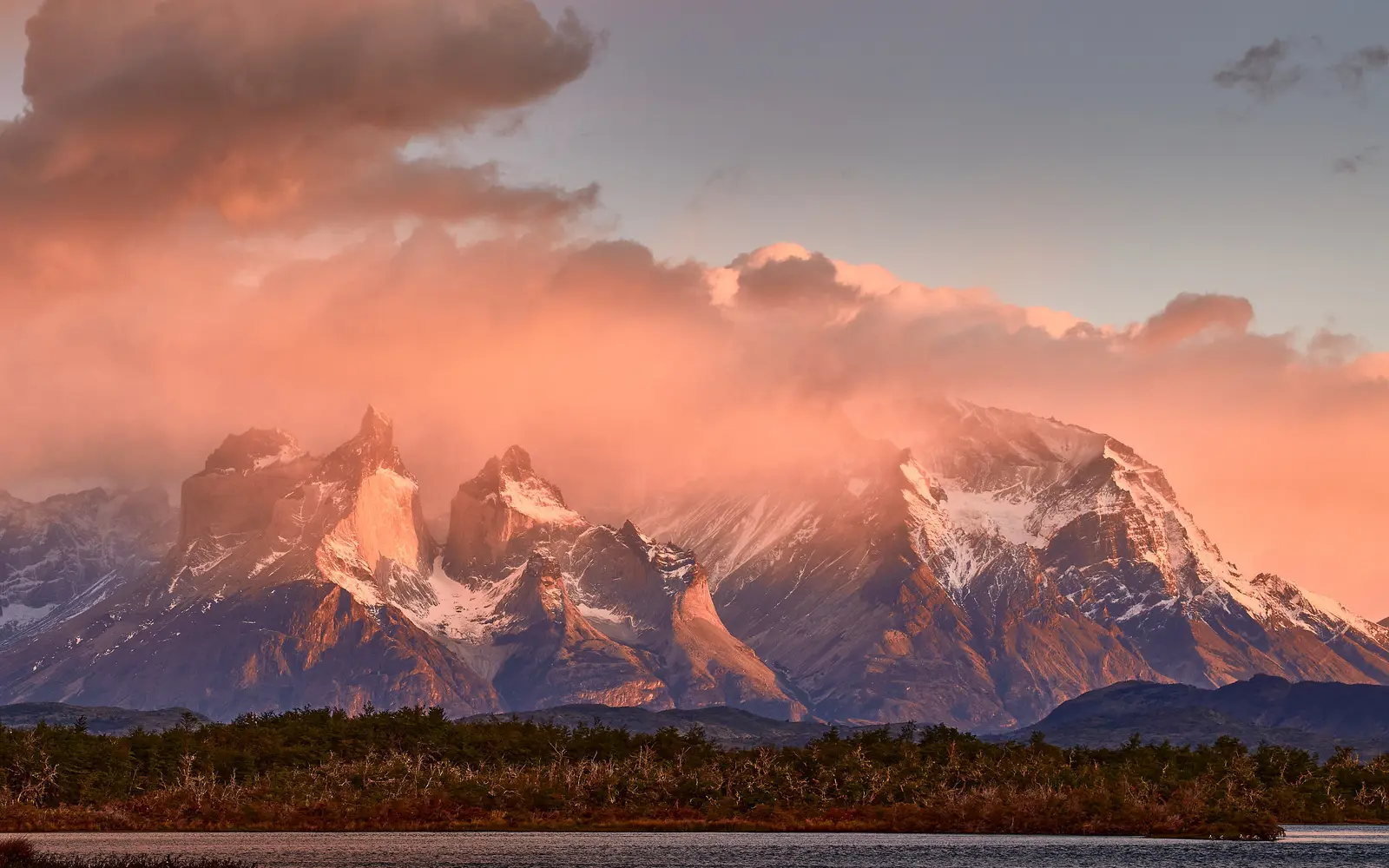 Montanhas da Patagônia com rio em primeiro plano