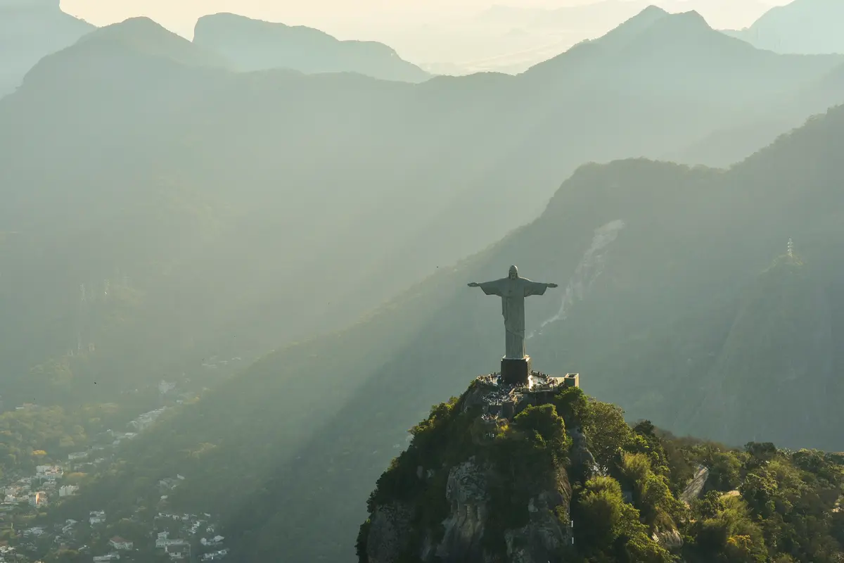 Cristo Redentor entre as montanhas do Rio