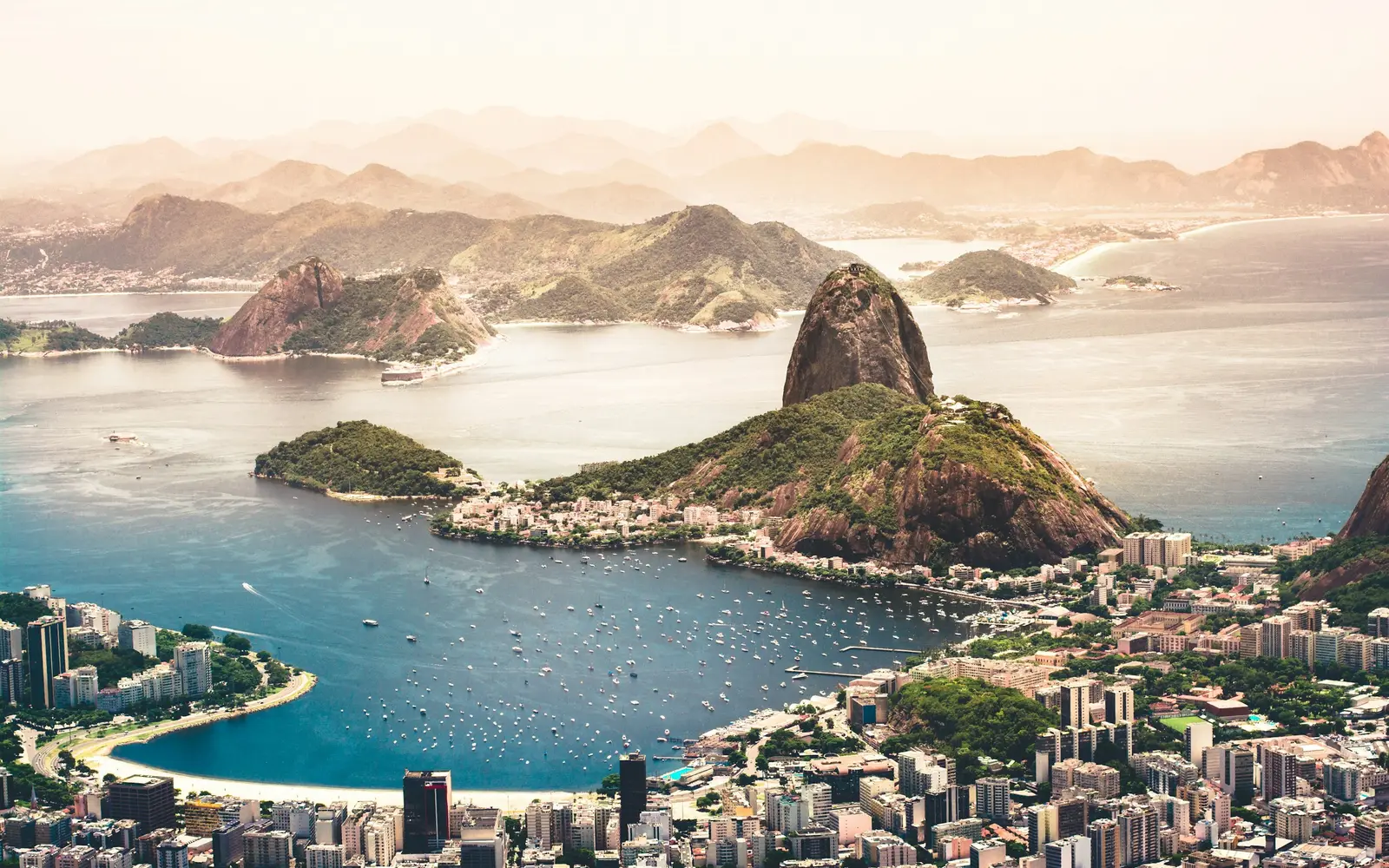 Baía de Guanabara e Pão de Açúcar vistos de cima
