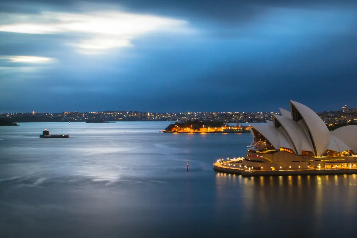 Opera House de Sydney iluminada ao entardecer
