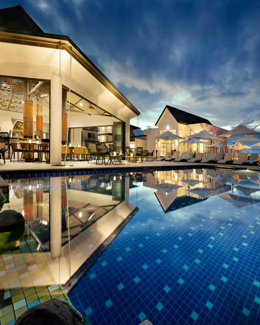 Piscina de resort de luxo ao entardecer